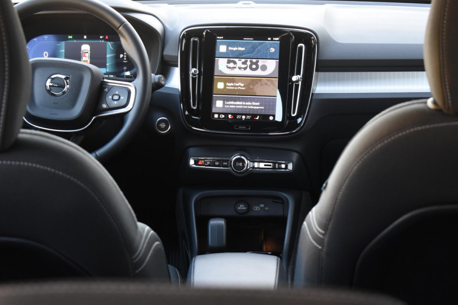 Volvo XC40 B4 211PK Automaat Plus Dark / Navigatie / Adaptive Cruise / Harman Kardon / Stuur- & Stoelverwarming / Elektrische achterklep / Achteruitrijcamera / Elektrische stoelverst. met geheugen