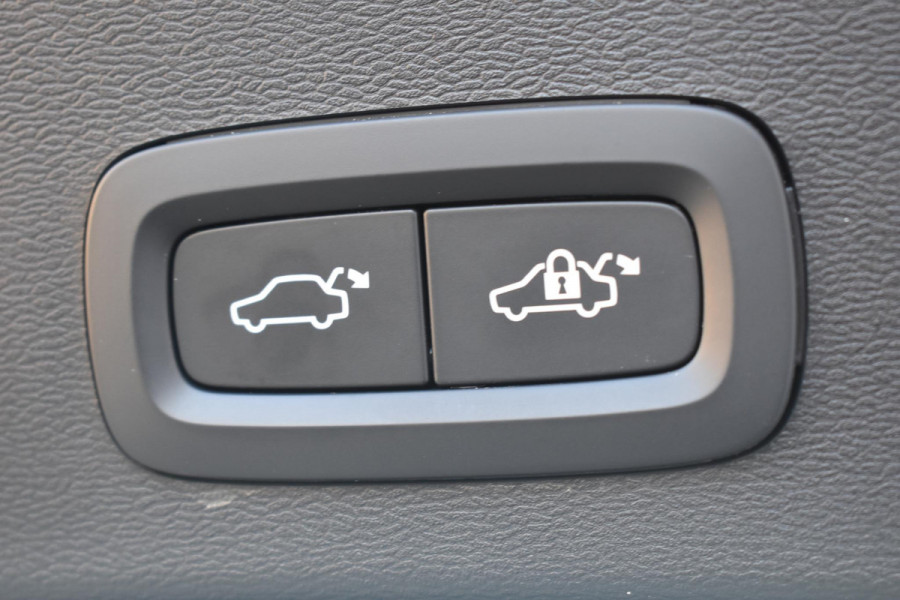 Volvo XC40 B4 211PK Automaat Plus Dark / Navigatie / Adaptive Cruise / Harman Kardon / Stuur- & Stoelverwarming / Elektrische achterklep / Achteruitrijcamera / Elektrische stoelverst. met geheugen