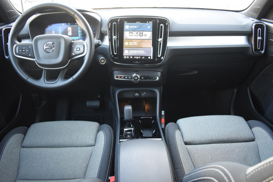 Volvo XC40 B4 211PK Automaat Plus Dark / Navigatie / Adaptive Cruise / Harman Kardon / Stuur- & Stoelverwarming / Elektrische achterklep / Achteruitrijcamera / Elektrische stoelverst. met geheugen
