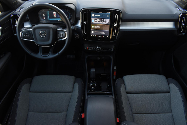 Volvo XC40 B4 211PK Automaat Plus Dark / Navigatie / Adaptive Cruise / Harman Kardon / Stuur- & Stoelverwarming / Elektrische achterklep / Achteruitrijcamera / Elektrische stoelverst. met geheugen