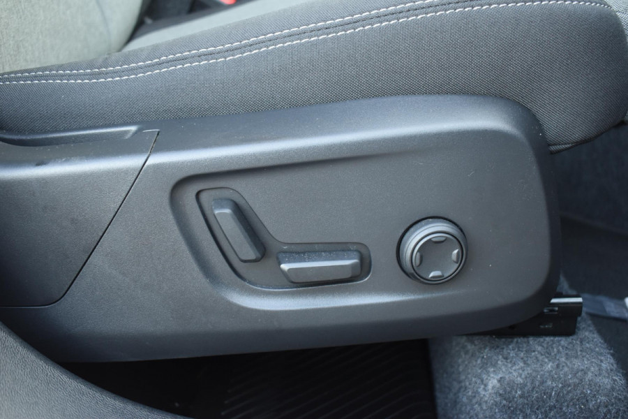 Volvo XC40 B4 211PK Automaat Plus Dark / Navigatie / Adaptive Cruise / Harman Kardon / Stuur- & Stoelverwarming / Elektrische achterklep / Achteruitrijcamera / Elektrische stoelverst. met geheugen