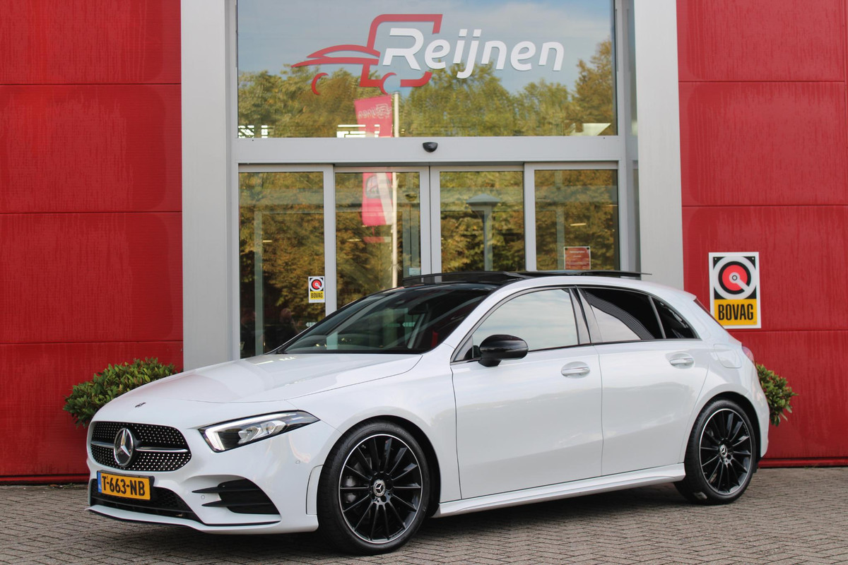 Mercedes-Benz A-Klasse 180 136PK AMG LINE AUTOMAAT | PANORAMISCH SCHUIF/KANTEL DAK | KEYLESS ENTRY / GO | NAVIGATIE | ACHTERUITRIJ CAMERA | PARKEERSENSOREN VOOR EN ACHTER | HIGH PERFORMANCE LED KOPLAMPEN | STOEL VERWARMING | SPIEGEL PAKKET | NIGHT PAKKET | LICHTMETALEN VELGEN 19" | STERRENHEMEL | RODE AMG GORDELS |