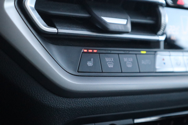 BMW 3 Serie Touring 330e xDrive Business Edition Plus Pano dak / Laser / Sportstoelen / Leder /