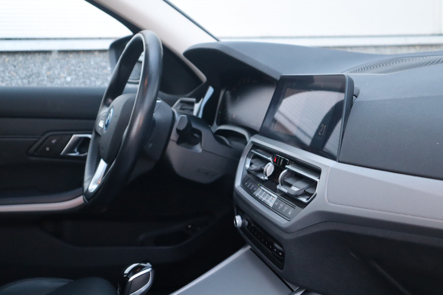 BMW 3 Serie Touring 330e xDrive Business Edition Plus Pano dak / Laser / Sportstoelen / Leder /