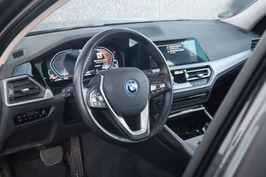BMW 3 Serie Touring 330e xDrive Business Edition Plus Pano dak / Laser / Sportstoelen / Leder /