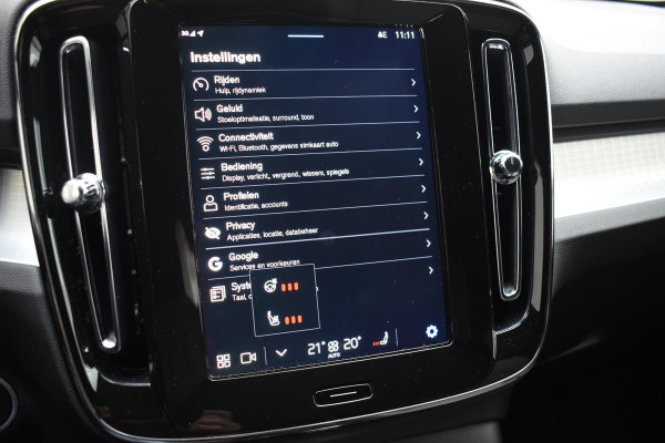 Volvo XC40 B4 211PK Automaat Plus Dark / Navigatie / Adaptive Cruise / Harman Kardon / Stuur- & Stoelverwarming / Elektrische achterklep / Achteruitrijcamera / Elektrische stoelverst. met geheugen