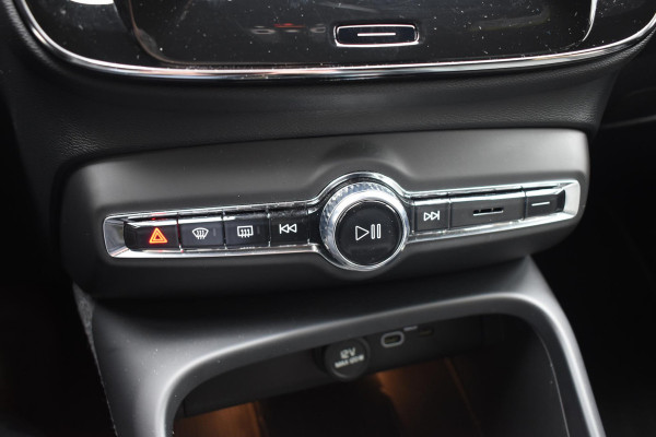 Volvo XC40 B4 211PK Automaat Plus Dark / Navigatie / Adaptive Cruise / Harman Kardon / Stuur- & Stoelverwarming / Elektrische achterklep / Achteruitrijcamera / Elektrische stoelverst. met geheugen