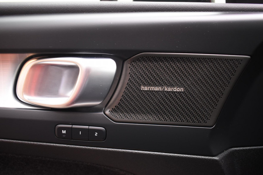Volvo XC40 B4 211PK Automaat Plus Dark / Navigatie / Adaptive Cruise / Harman Kardon / Stuur- & Stoelverwarming / Elektrische achterklep / Achteruitrijcamera / Elektrische stoelverst. met geheugen