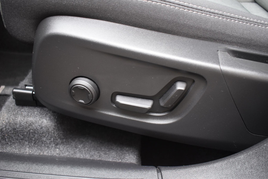 Volvo XC40 B4 211PK Automaat Plus Dark / Navigatie / Adaptive Cruise / Harman Kardon / Stuur- & Stoelverwarming / Elektrische achterklep / Achteruitrijcamera / Elektrische stoelverst. met geheugen