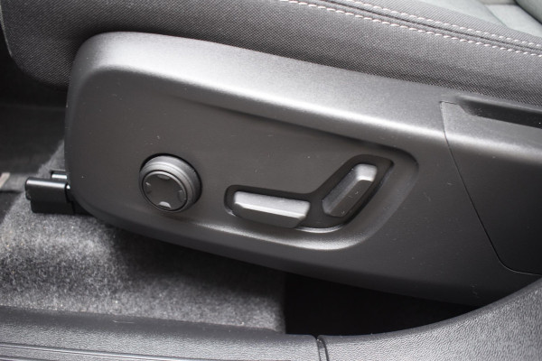 Volvo XC40 B4 211PK Automaat Plus Dark / Navigatie / Adaptive Cruise / Harman Kardon / Stuur- & Stoelverwarming / Elektrische achterklep / Achteruitrijcamera / Elektrische stoelverst. met geheugen
