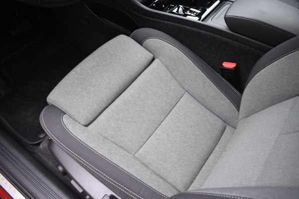 Volvo XC40 B4 211PK Automaat Plus Dark / Navigatie / Adaptive Cruise / Harman Kardon / Stuur- & Stoelverwarming / Elektrische achterklep / Achteruitrijcamera / Elektrische stoelverst. met geheugen