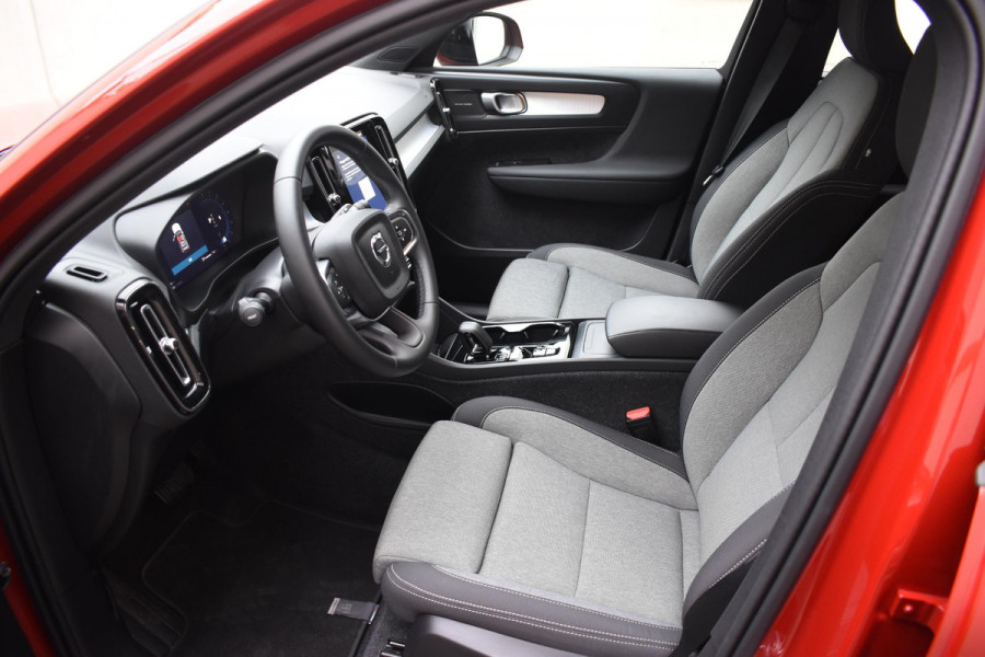 Volvo XC40 B4 211PK Automaat Plus Dark / Navigatie / Adaptive Cruise / Harman Kardon / Stuur- & Stoelverwarming / Elektrische achterklep / Achteruitrijcamera / Elektrische stoelverst. met geheugen