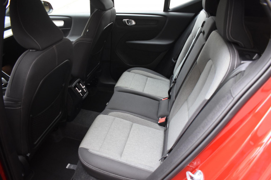 Volvo XC40 B4 211PK Automaat Plus Dark / Navigatie / Adaptive Cruise / Harman Kardon / Stuur- & Stoelverwarming / Elektrische achterklep / Achteruitrijcamera / Elektrische stoelverst. met geheugen