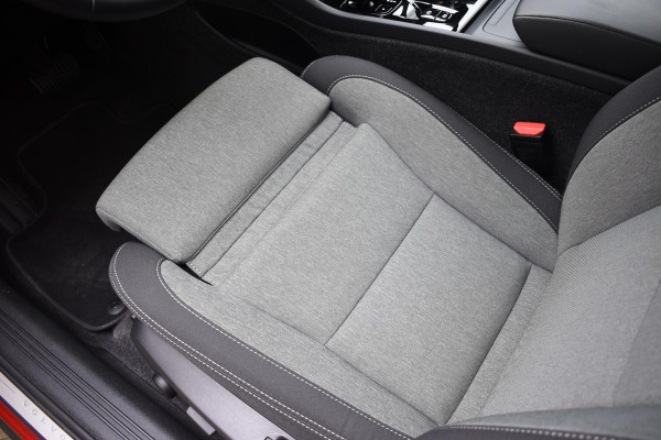 Volvo XC40 B4 211PK Automaat Plus Dark / Navigatie / Adaptive Cruise / Harman Kardon / Stuur- & Stoelverwarming / Elektrische achterklep / Achteruitrijcamera / Elektrische stoelverst. met geheugen