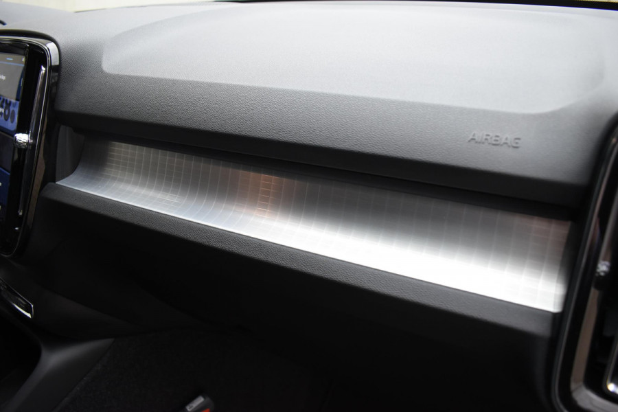 Volvo XC40 B4 211PK Automaat Plus Dark / Navigatie / Adaptive Cruise / Harman Kardon / Stuur- & Stoelverwarming / Elektrische achterklep / Achteruitrijcamera / Elektrische stoelverst. met geheugen