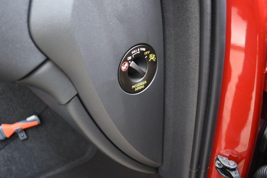 Volvo XC40 B4 211PK Automaat Plus Dark / Navigatie / Adaptive Cruise / Harman Kardon / Stuur- & Stoelverwarming / Elektrische achterklep / Achteruitrijcamera / Elektrische stoelverst. met geheugen