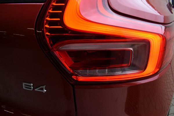 Volvo XC40 B4 211PK Automaat Plus Dark / Navigatie / Adaptive Cruise / Harman Kardon / Stuur- & Stoelverwarming / Elektrische achterklep / Achteruitrijcamera / Elektrische stoelverst. met geheugen