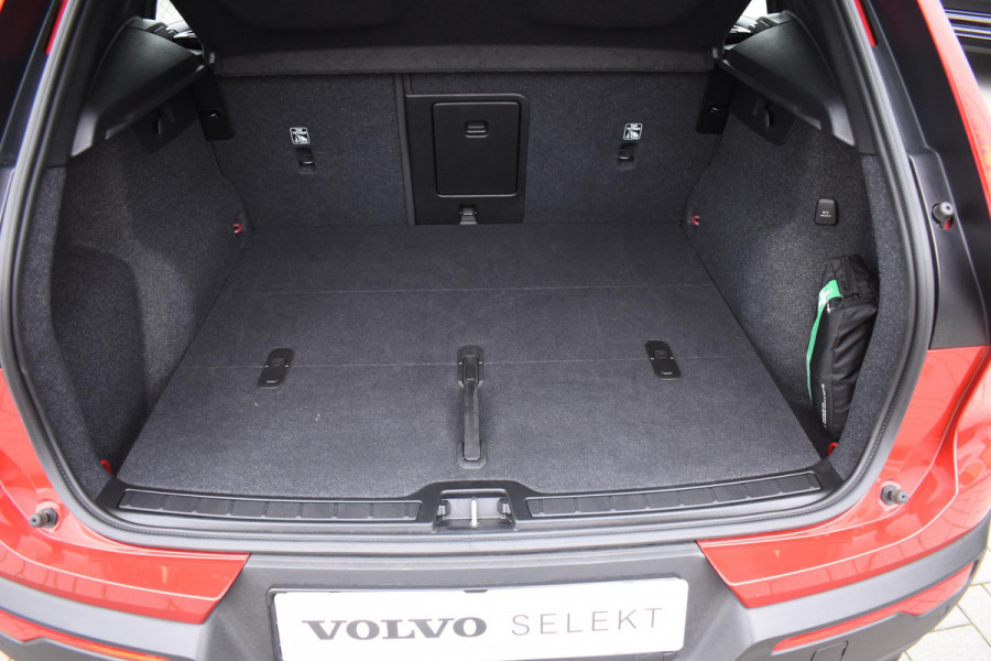 Volvo XC40 B4 211PK Automaat Plus Dark / Navigatie / Adaptive Cruise / Harman Kardon / Stuur- & Stoelverwarming / Elektrische achterklep / Achteruitrijcamera / Elektrische stoelverst. met geheugen