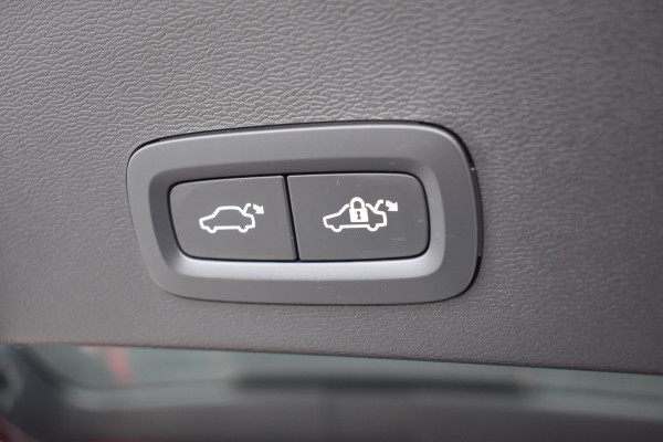 Volvo XC40 B4 211PK Automaat Plus Dark / Navigatie / Adaptive Cruise / Harman Kardon / Stuur- & Stoelverwarming / Elektrische achterklep / Achteruitrijcamera / Elektrische stoelverst. met geheugen