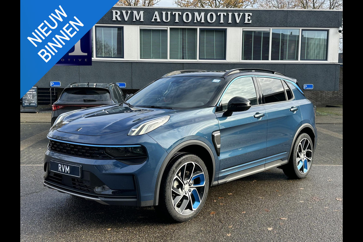 Lynk & Co 01 1.5 11.000KM! | PHEV | FABRIEKSGARANTIE |COMPLETE AUTO| ZWARTE HEMEL| PANO| 360 CAMERA| ELEK. ACHTERKLEP| DODE HOEK|