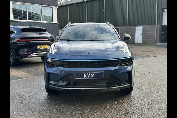 Lynk & Co 01 1.5 | 11.000KM! PHEV PLUG-IN HYBRIDE | COMPLETE AUTO / ZWARTE HEMEL | ELEKTRISCH PANORAMADAK | FULL OPTIONS | LYNK & CO GARANTIE T/M 4-2028 | RIJKLAAR GELEVERD | BTW VERREKENBAAR
