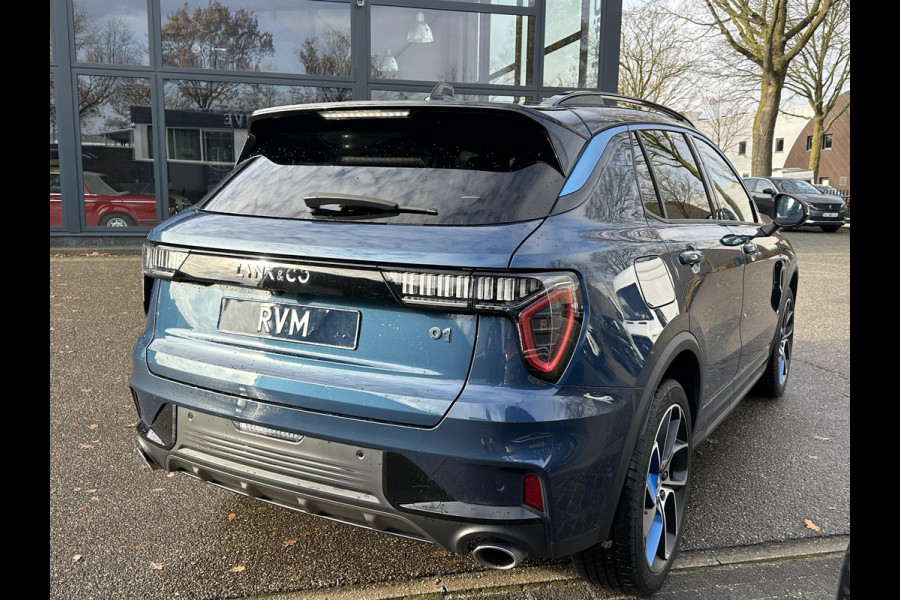 Lynk & Co 01 1.5 | 11.000KM! PHEV PLUG-IN HYBRIDE | COMPLETE AUTO / ZWARTE HEMEL | ELEKTRISCH PANORAMADAK | FULL OPTIONS | LYNK & CO GARANTIE T/M 4-2028 | RIJKLAAR GELEVERD | BTW VERREKENBAAR