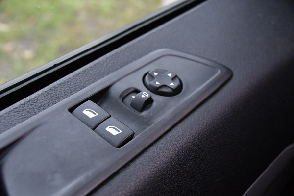 Peugeot Expert 2.0 BlueHDI 120 Long Asphalt DC 360 Camera, Cruise, Carplay, 2 x Schuifdeur, Multimedia, 122pk, Trekhaak, Sensoren, Uniek!