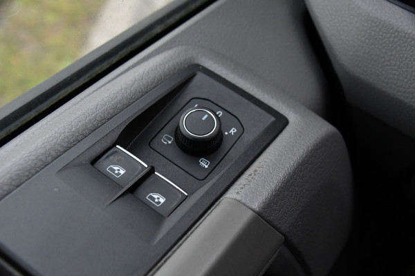 Volkswagen Crafter 35 2.0 TDI L3H2 PB Edition Adaptieve Cruise, Camera, Sensoren, 177pk, Automaat, LED, Multimedia, Trekhaak, Uniek!