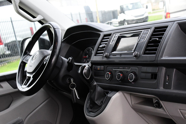 Volkswagen Transporter 2.0 TDI L1H1 Black Edition Cruise, Stoelverwarming, 150pk, Automaat, Sensoren, Trekhaak, Standkachel, Uniek!