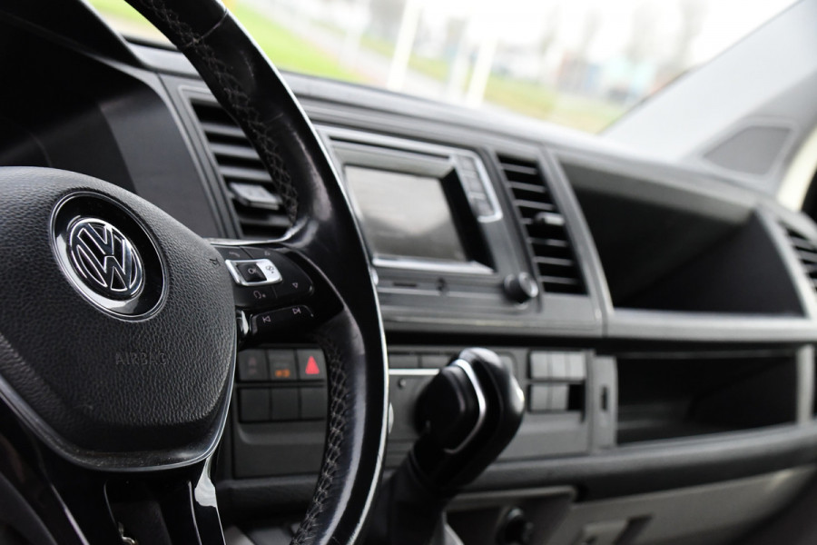 Volkswagen Transporter 2.0 TDI L1H1 Black Edition Cruise, Stoelverwarming, 150pk, Automaat, Sensoren, Trekhaak, Standkachel, Uniek!