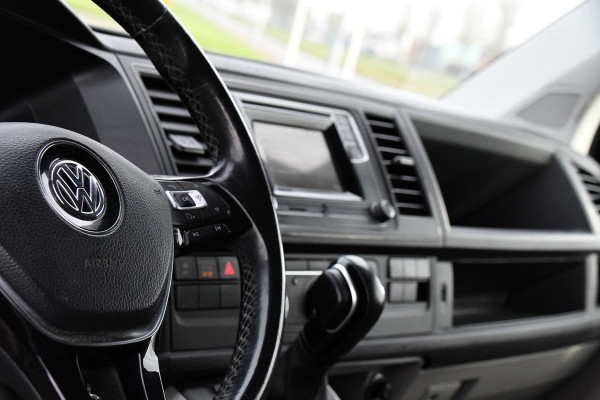 Volkswagen Transporter 2.0 TDI L1H1 Black Edition Cruise, Stoelverwarming, 150pk, Automaat, Sensoren, Trekhaak, Standkachel, Uniek!