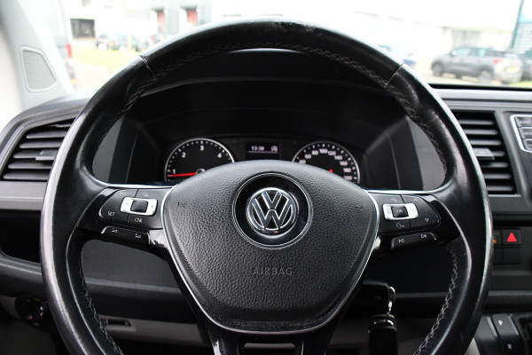 Volkswagen Transporter 2.0 TDI L1H1 Black Edition Cruise, Stoelverwarming, 150pk, Automaat, Sensoren, Trekhaak, Standkachel, Uniek!