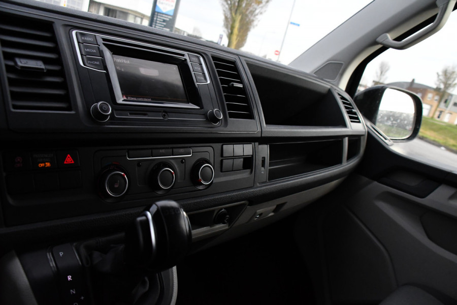 Volkswagen Transporter 2.0 TDI L1H1 Black Edition Cruise, Stoelverwarming, 150pk, Automaat, Sensoren, Trekhaak, Standkachel, Uniek!