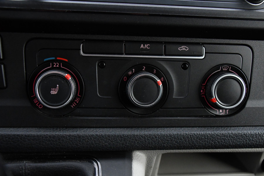 Volkswagen Transporter 2.0 TDI L1H1 Black Edition Cruise, Stoelverwarming, 150pk, Automaat, Sensoren, Trekhaak, Standkachel, Uniek!