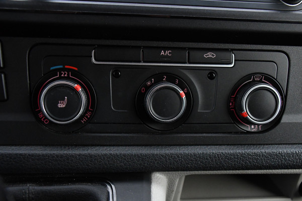 Volkswagen Transporter 2.0 TDI L1H1 Black Edition Cruise, Stoelverwarming, 150pk, Automaat, Sensoren, Trekhaak, Standkachel, Uniek!