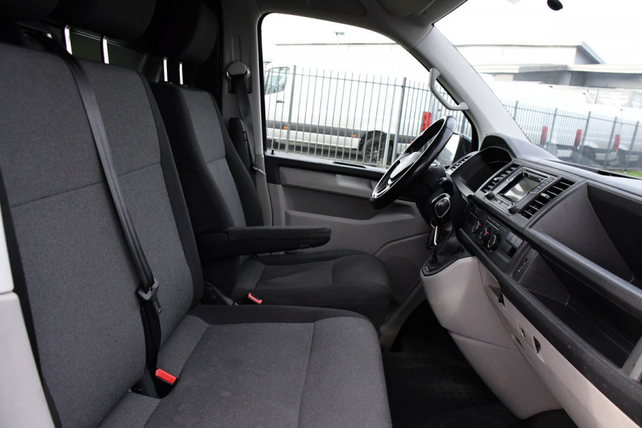 Volkswagen Transporter 2.0 TDI L1H1 Black Edition Cruise, Stoelverwarming, 150pk, Automaat, Sensoren, Trekhaak, Standkachel, Uniek!