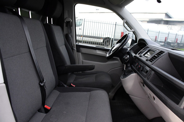 Volkswagen Transporter 2.0 TDI L1H1 Black Edition Cruise, Stoelverwarming, 150pk, Automaat, Sensoren, Trekhaak, Standkachel, Uniek!