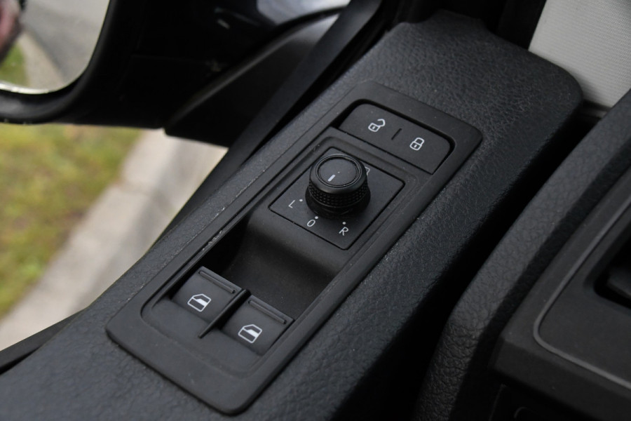 Volkswagen Transporter 2.0 TDI L1H1 Black Edition Cruise, Stoelverwarming, 150pk, Automaat, Sensoren, Trekhaak, Standkachel, Uniek!