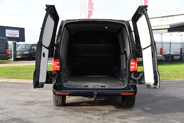 Volkswagen Transporter 2.0 TDI L1H1 Black Edition Cruise, Stoelverwarming, 150pk, Automaat, Sensoren, Trekhaak, Standkachel, Uniek!