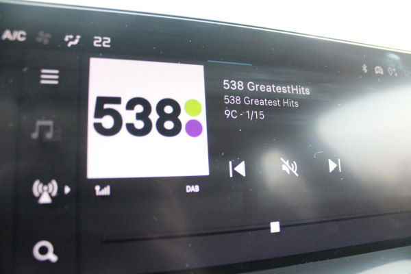 Citroën C4 1.2 Hybrid 145PK BUSINESS | KEYLESS ENTRY/START | DRAADLOZE APPLE CARPLAY/ANDROID AUTO | CLIMATE CONTROL | STOEL/VOORRUIT VERWARMING | ACHTERUITRIJ CAMERA | DAB+ RADIO | 18" LICHTMETALEN VELGEN |