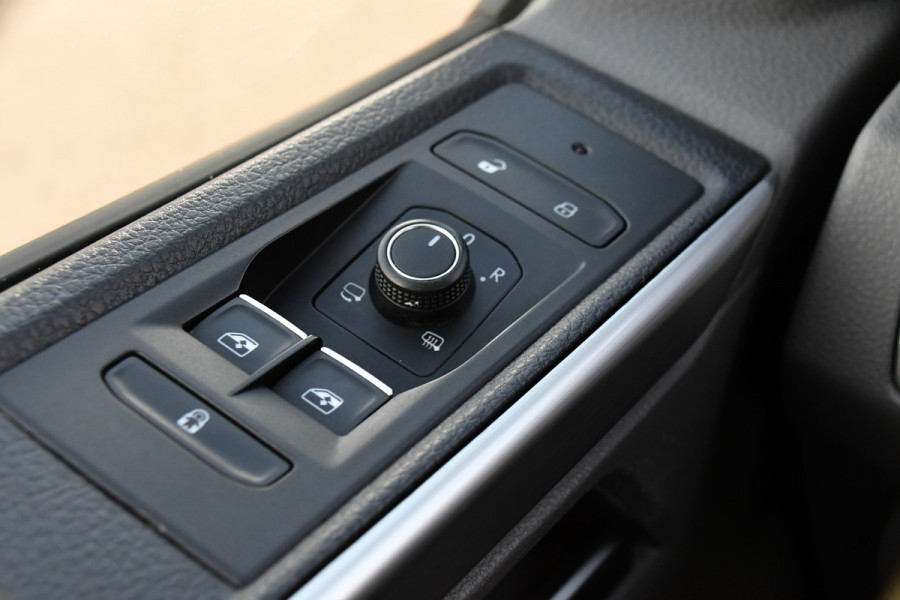 Volkswagen Transporter 2.0 TDI L2H1 30 DC Bulli Black Edition Virtual, Adaptie cruise, Camera, Carplay, 199pk, Sensoren, Automaat, Leder, Trekhaak, LED, 2 x Schuifdeur, Uniek!