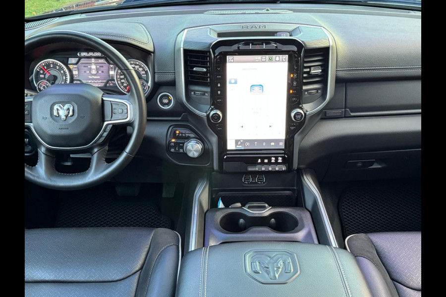 Dodge Ram Pick Up BJ2024 5.7 V8 4x4 Laramie Night 22inch / PANO / LPG / NL-AUTO