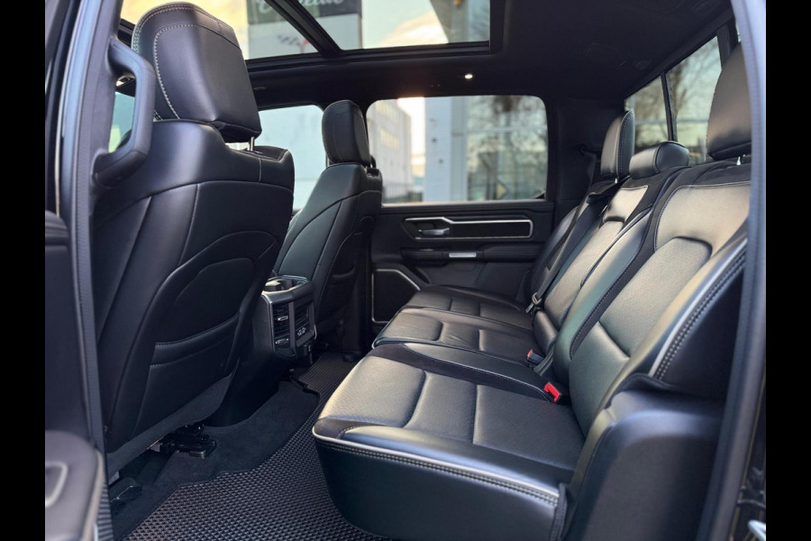 Dodge Ram Pick Up BJ2024 5.7 V8 4x4 Laramie Night 22inch / PANO / LPG / NL-AUTO