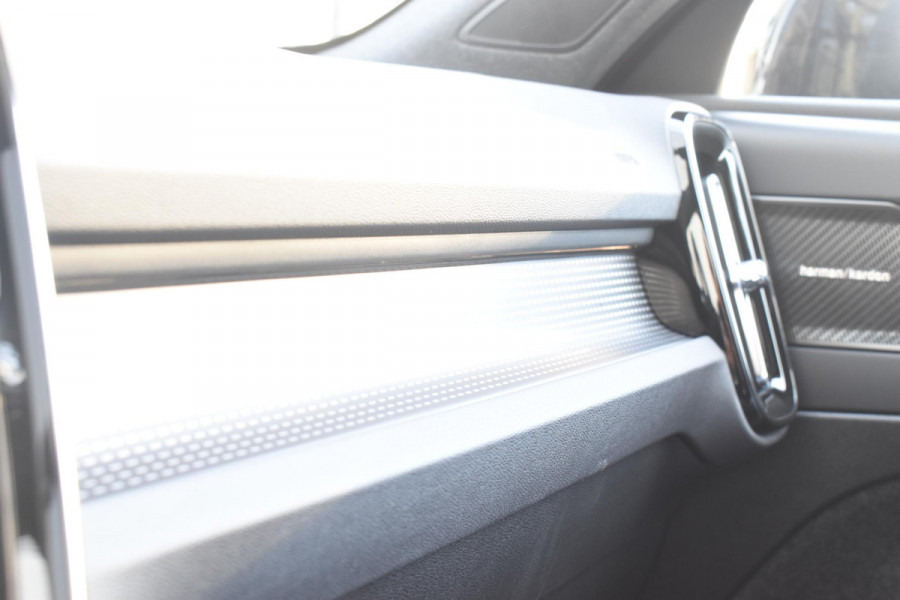 Volvo EX40 252PK Single Motor Extended Range 82 kWh Plus / Lounge Pakket / Extra getint glas / 360 Camera / 20'' velgen / Panoramadak / Zwart dak