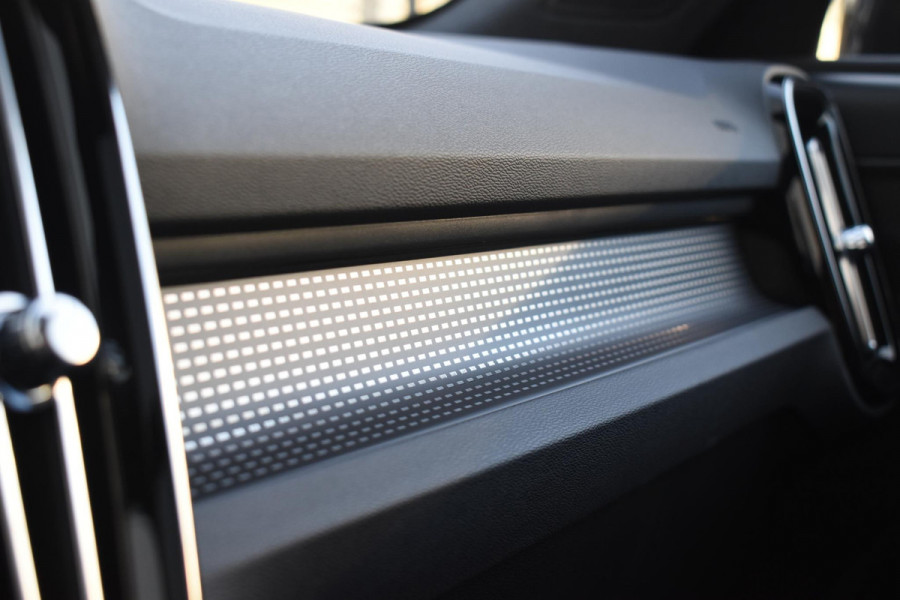 Volvo EX40 252PK Single Motor Extended Range 82 kWh Plus / Lounge Pakket / Extra getint glas / 360 Camera / 20'' velgen / Panoramadak / Zwart dak