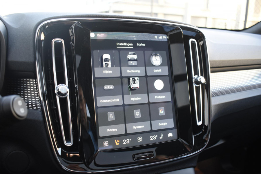 Volvo EX40 252PK Single Motor Extended Range 82 kWh Plus / Lounge Pakket / Extra getint glas / 360 Camera / 20'' velgen / Panoramadak / Zwart dak