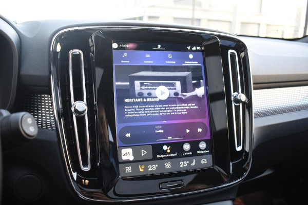 Volvo EX40 252PK Single Motor Extended Range 82 kWh Plus / Lounge Pakket / Extra getint glas / 360 Camera / 20'' velgen / Panoramadak / Zwart dak