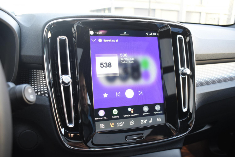 Volvo EX40 252PK Single Motor Extended Range 82 kWh Plus / Lounge Pakket / Extra getint glas / 360 Camera / 20'' velgen / Panoramadak / Zwart dak