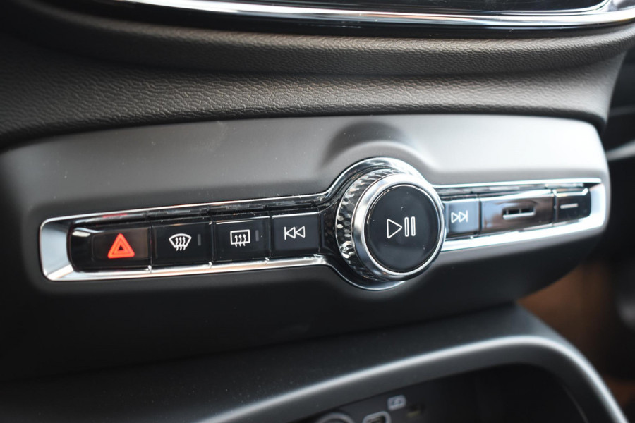 Volvo EX40 252PK Single Motor Extended Range 82 kWh Plus / Lounge Pakket / Extra getint glas / 360 Camera / 20'' velgen / Panoramadak / Zwart dak