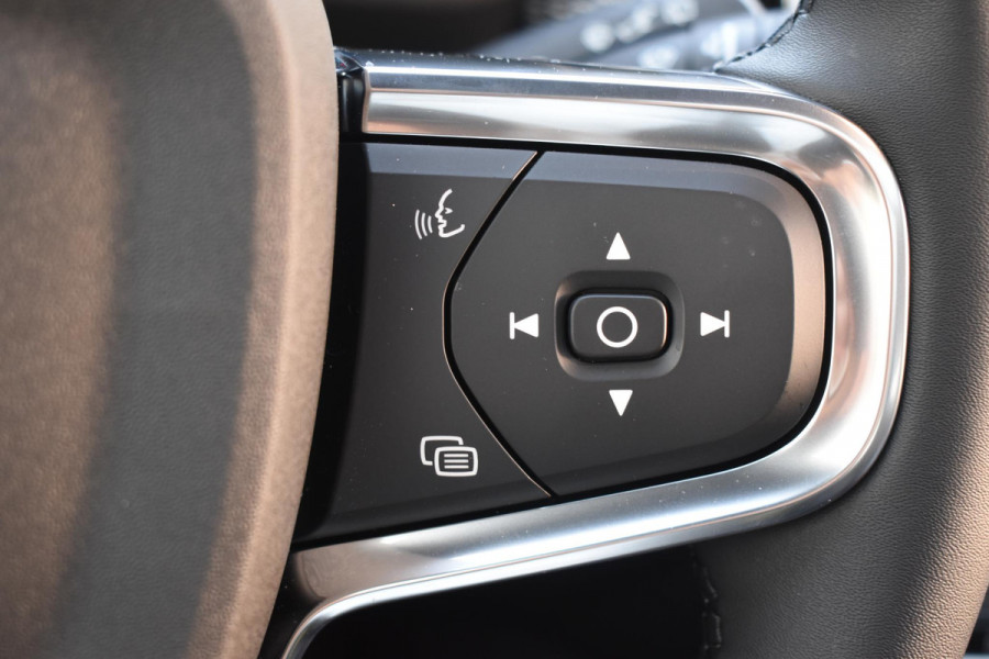 Volvo EX40 252PK Single Motor Extended Range 82 kWh Plus / Lounge Pakket / Extra getint glas / 360 Camera / 20'' velgen / Panoramadak / Zwart dak